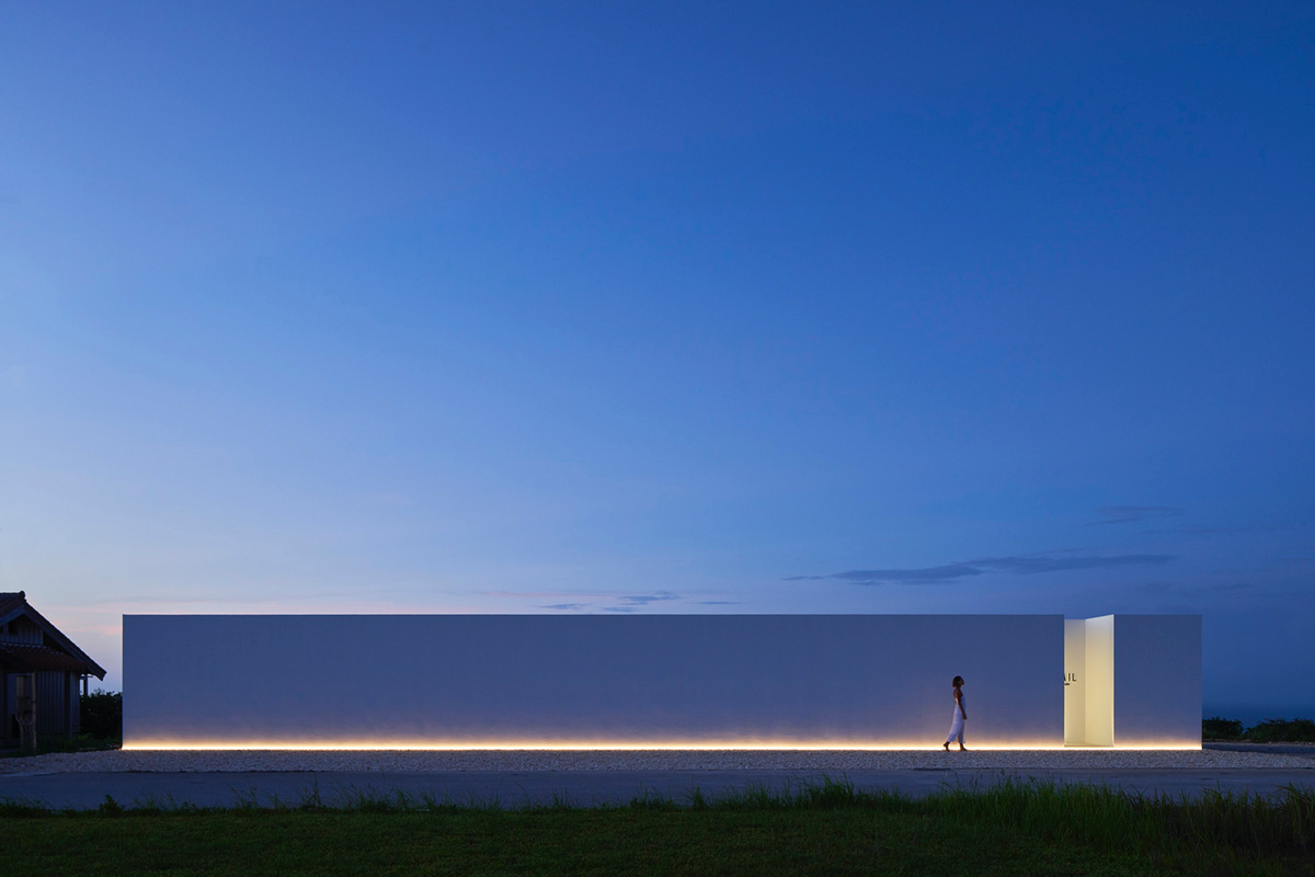Shinichi Ogawa & Associates hides five guest rooms within all-white minimalist volume in Japan