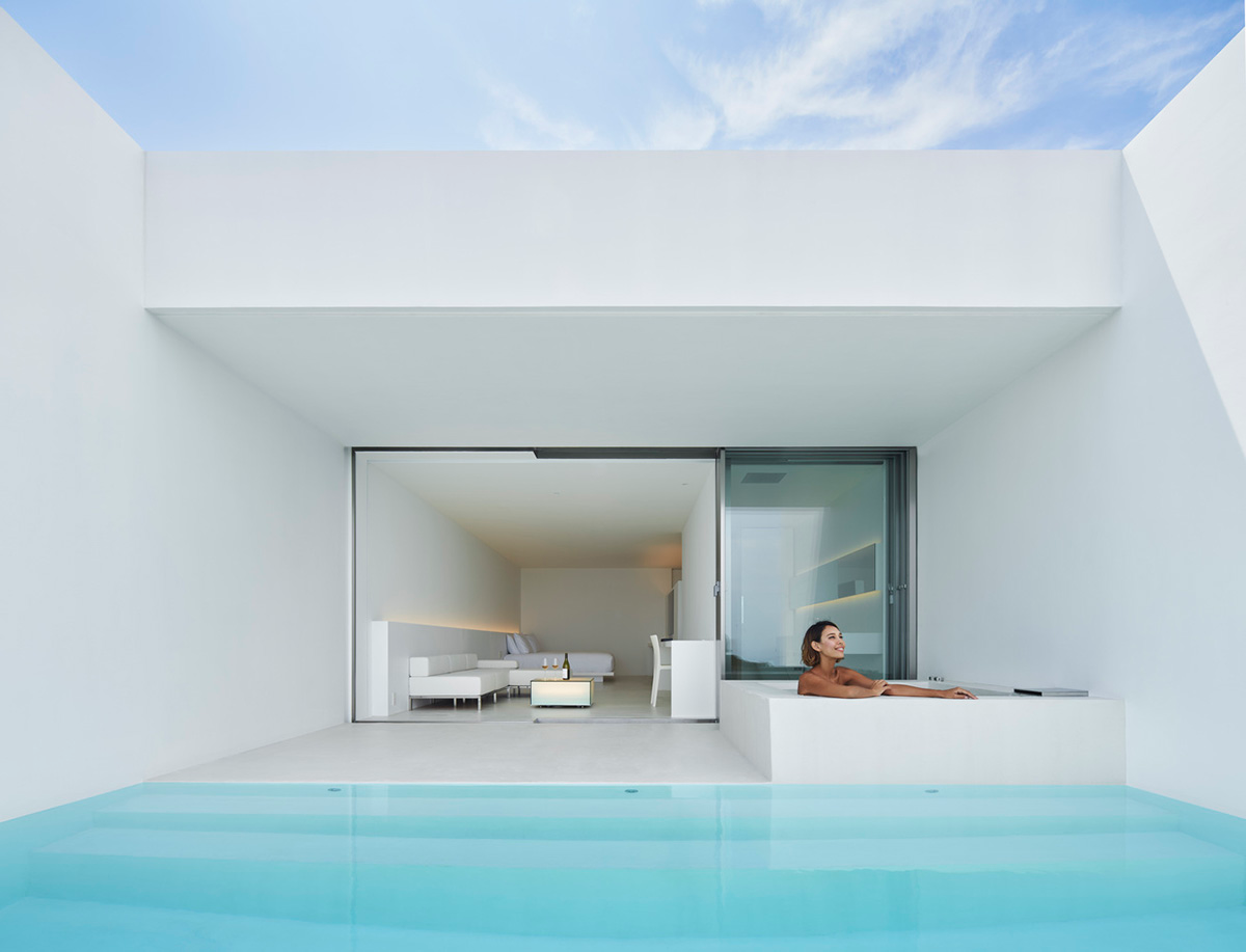 Shinichi Ogawa & Associates Hides Five Guest Rooms Within All-White ...