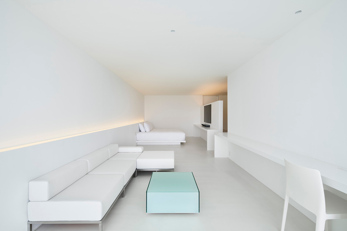 Shinichi Ogawa & Associates hides five guest rooms within all-white minimalist volume in Japan
