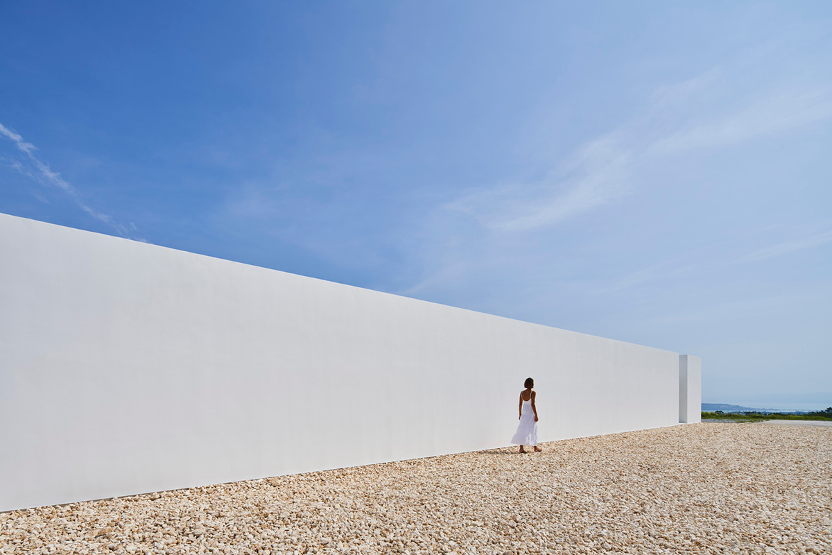 Shinichi Ogawa & Associates hides five guest rooms within all-white minimalist volume in Japan