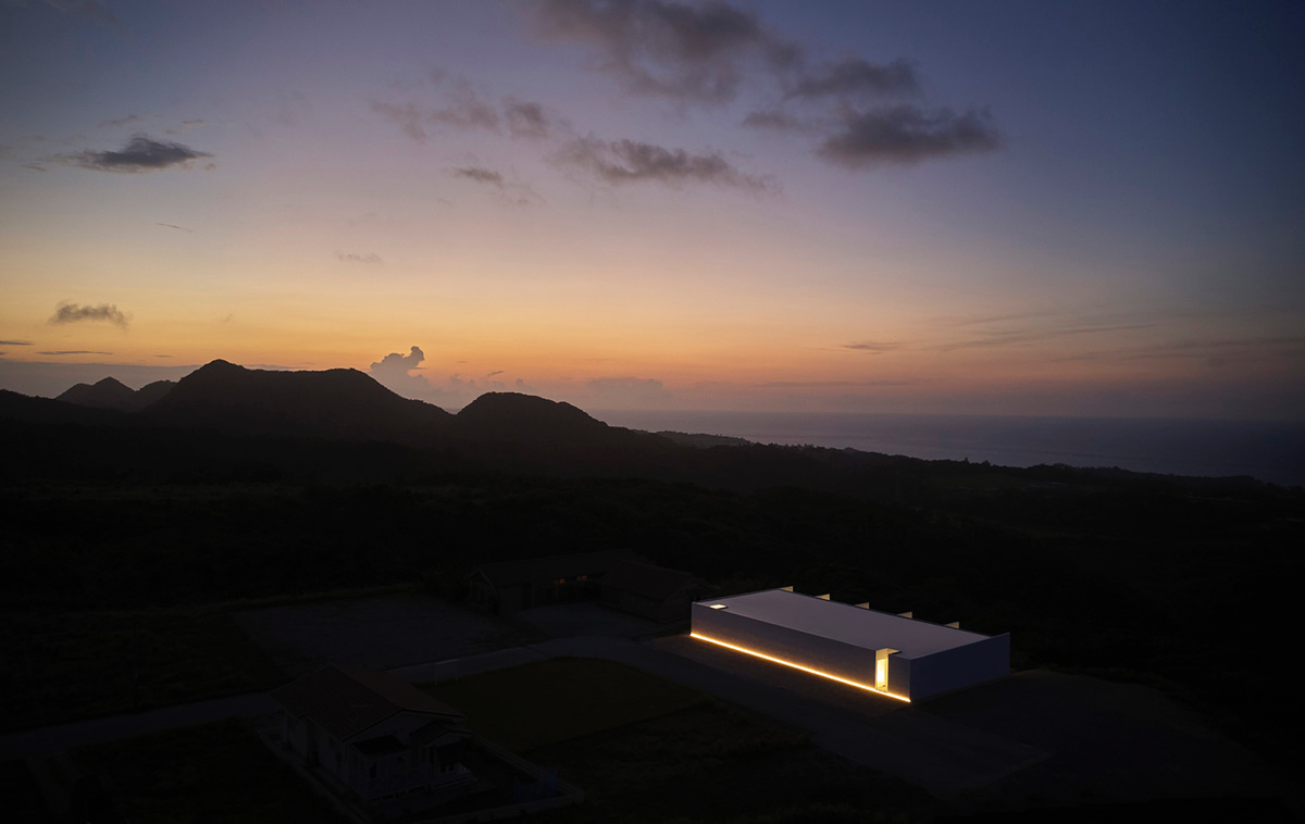 Shinichi Ogawa & Associates hides five guest rooms within all-white minimalist volume in Japan