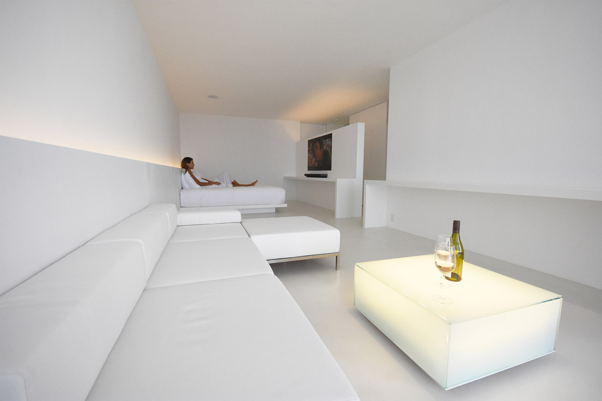 Shinichi Ogawa & Associates hides five guest rooms within all-white minimalist volume in Japan