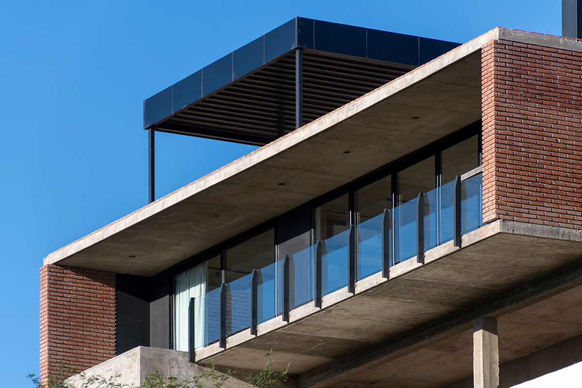 Cabanillas Gonzalo completes twin houses on a hilly landscape in Cordoba