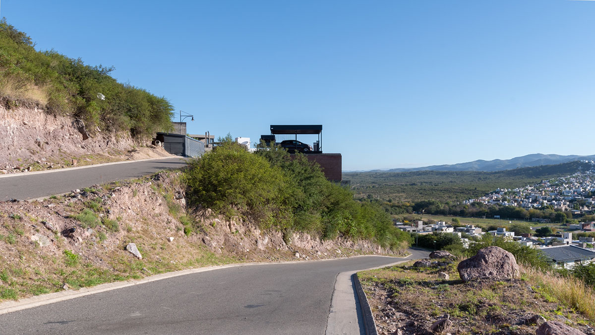 Cabanillas Gonzalo completes twin houses on a hilly landscape in Cordoba