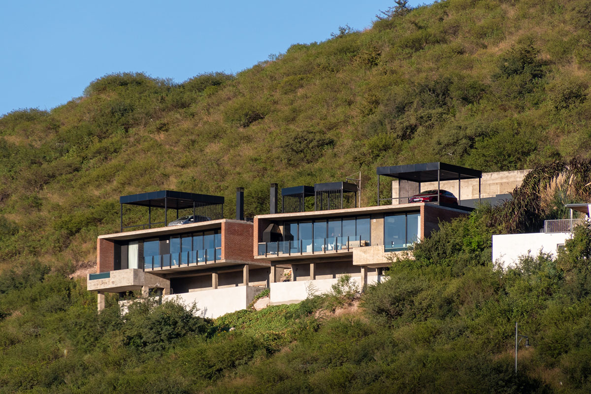 Cabanillas Gonzalo completes twin houses on a hilly landscape in Cordoba