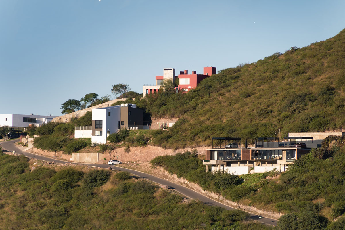 Cabanillas Gonzalo completes twin houses on a hilly landscape in Cordoba
