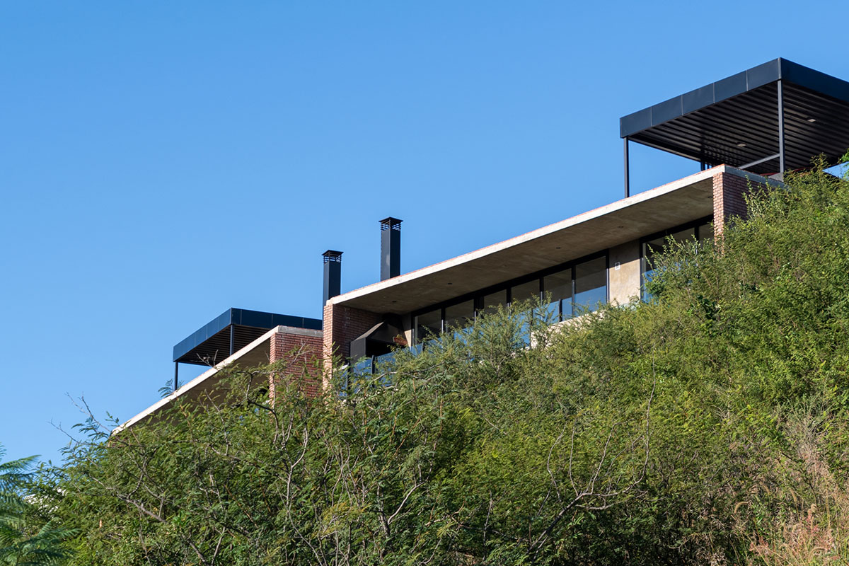 Cabanillas Gonzalo completes twin houses on a hilly landscape in Cordoba