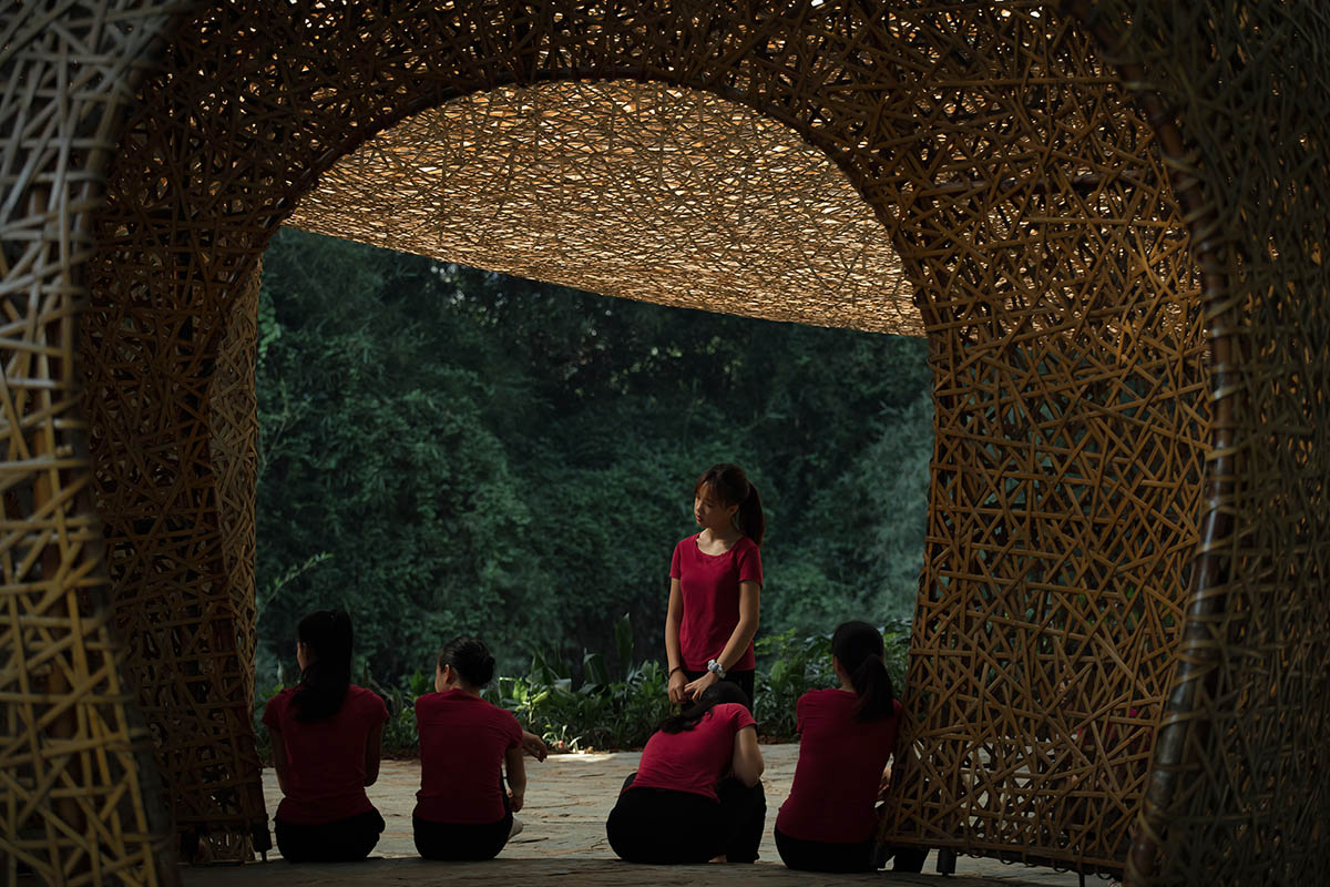 Undulating pavilion by IILab. mimics its surrounding with hand-woven bamboo canopies in Guilin, China