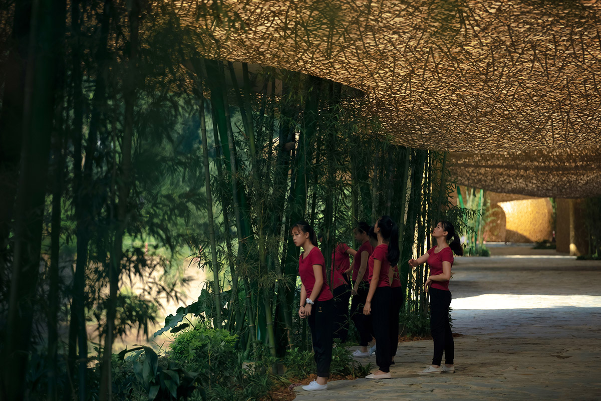 Undulating pavilion by IILab. mimics its surrounding with hand-woven bamboo canopies in Guilin, China