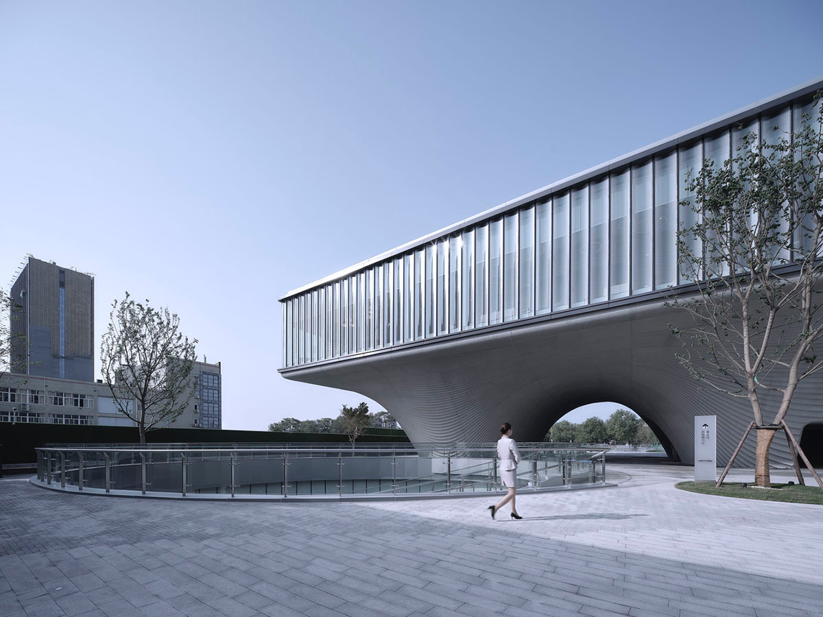 Community Center in Xi&rsquo;an is raised on sculptural base that features a rippling effect