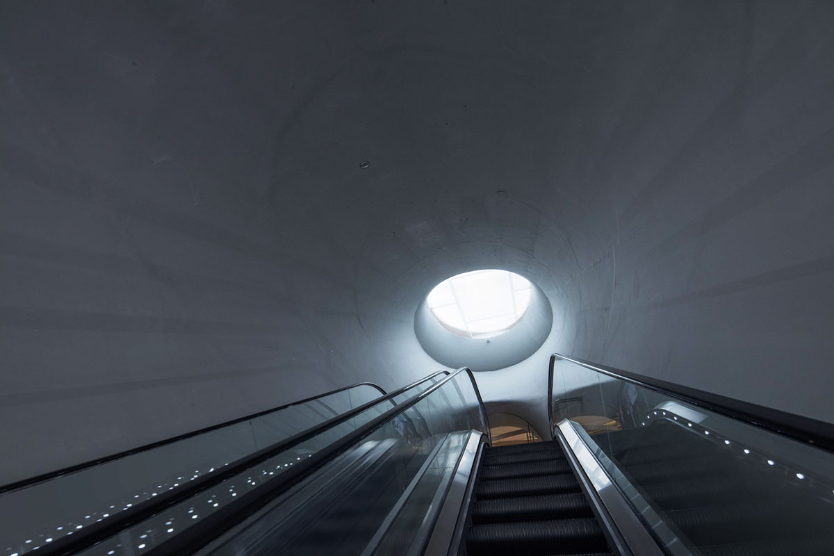 Community Center in Xi&rsquo;an is raised on sculptural base that features a rippling effect
