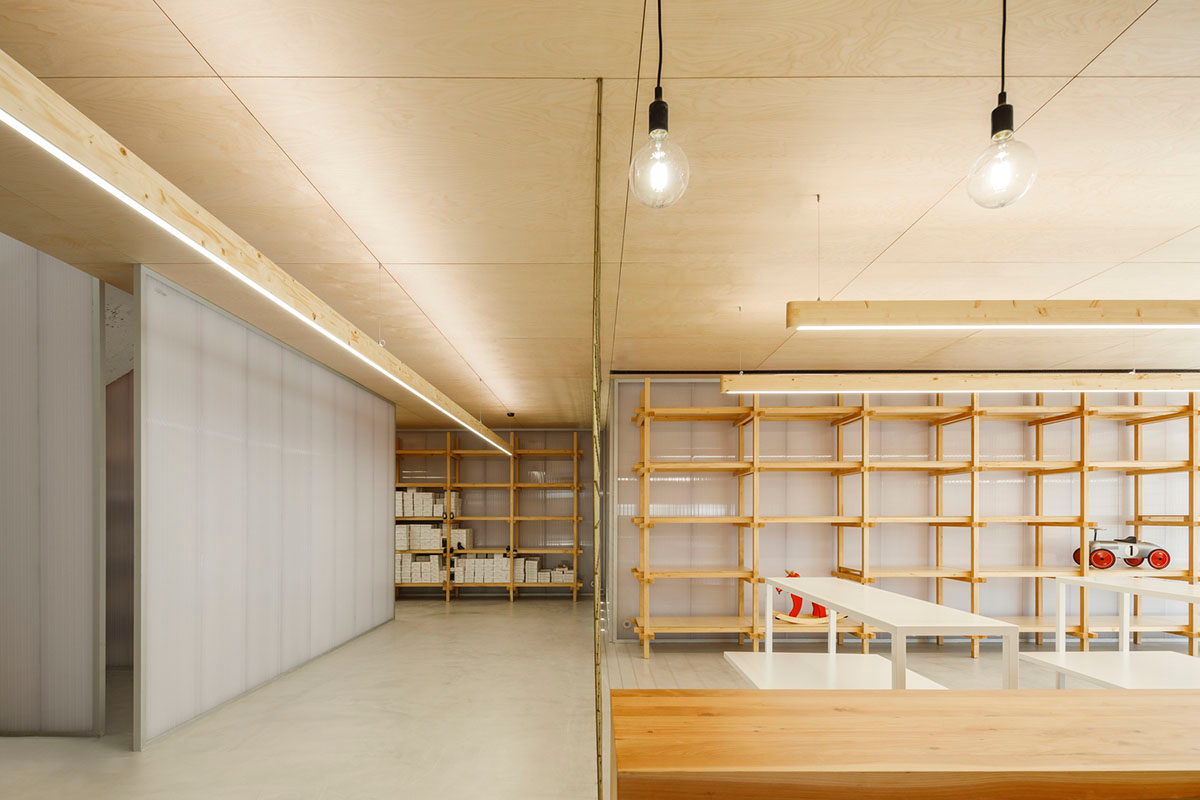 stu.dere divides interior space with golden wire meshes for multiple uses in this store in Portugal