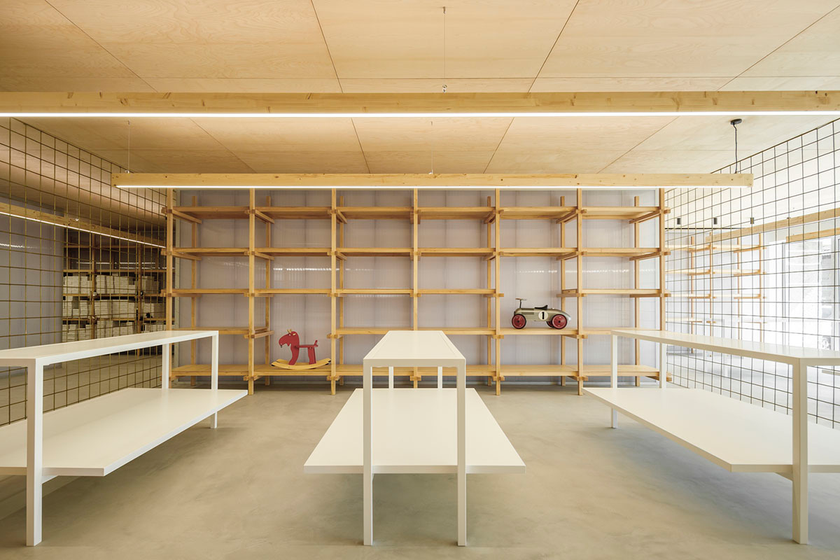 stu.dere divides interior space with golden wire meshes for multiple uses in this store in Portugal