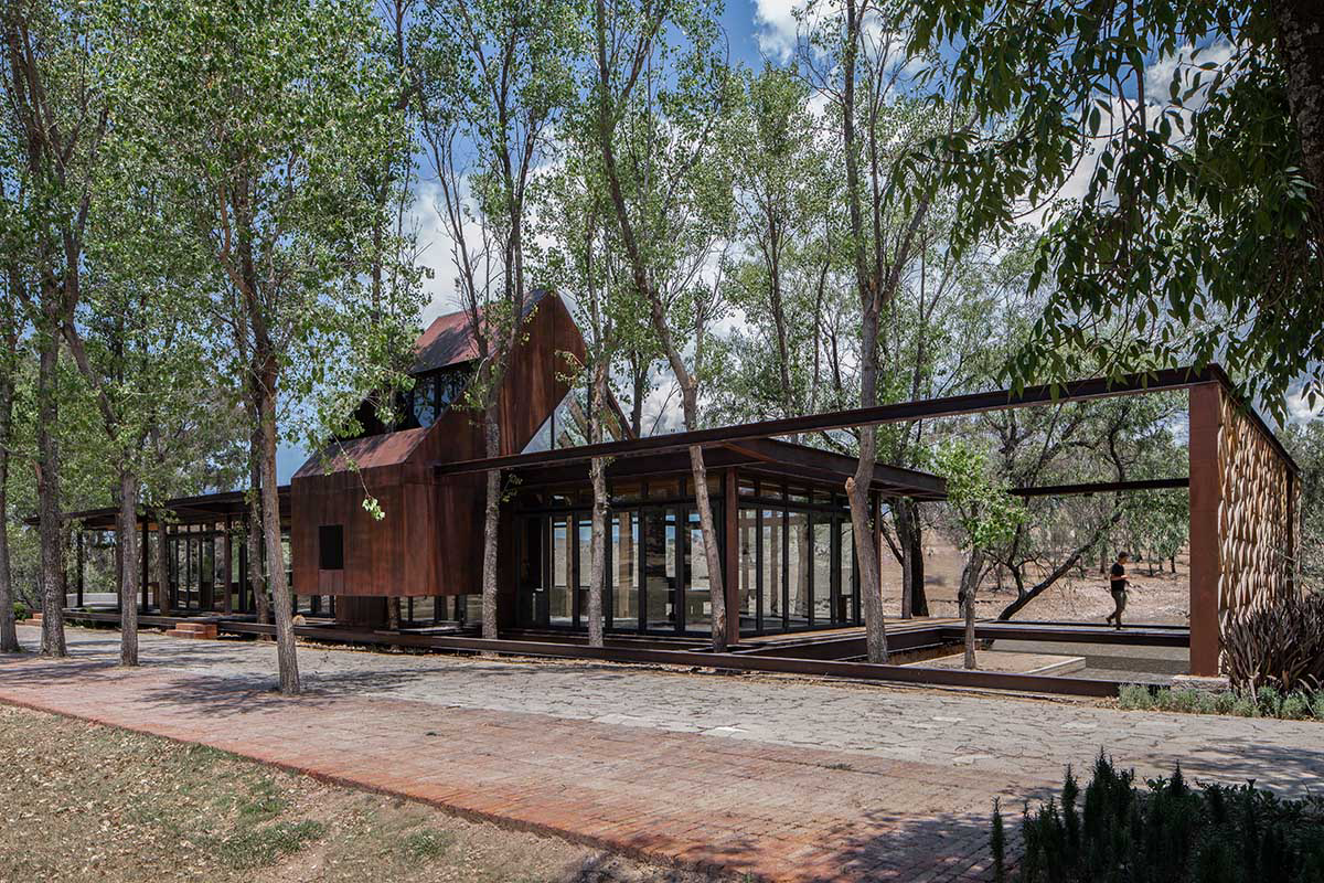 Fabián M Escalante H Arquitectos designs holiday home with gabled volume in rural Guanajuato