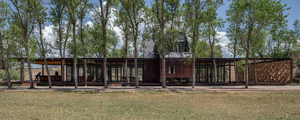 Fabián M Escalante H Arquitectos designs holiday home with gabled volume in rural Guanajuato