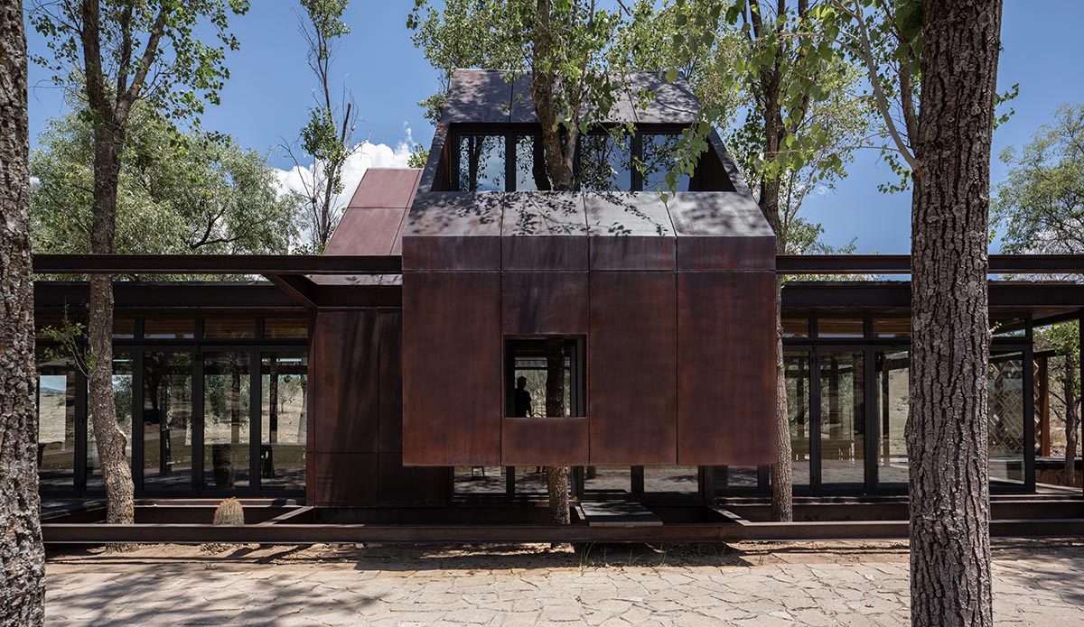 Fabián M Escalante H Arquitectos designs holiday home with gabled volume in rural Guanajuato