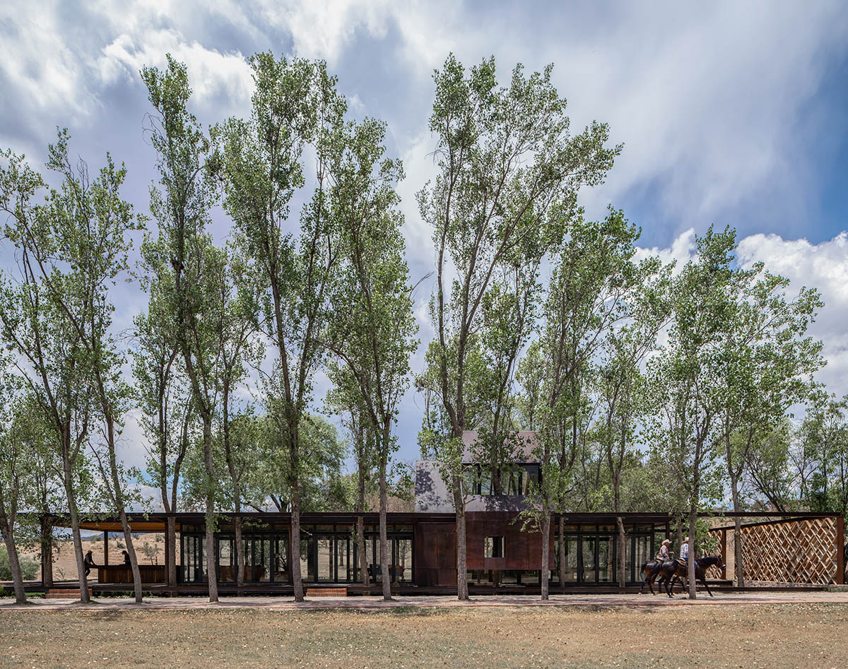 Fabián M Escalante H Arquitectos designs holiday home with gabled volume in rural Guanajuato