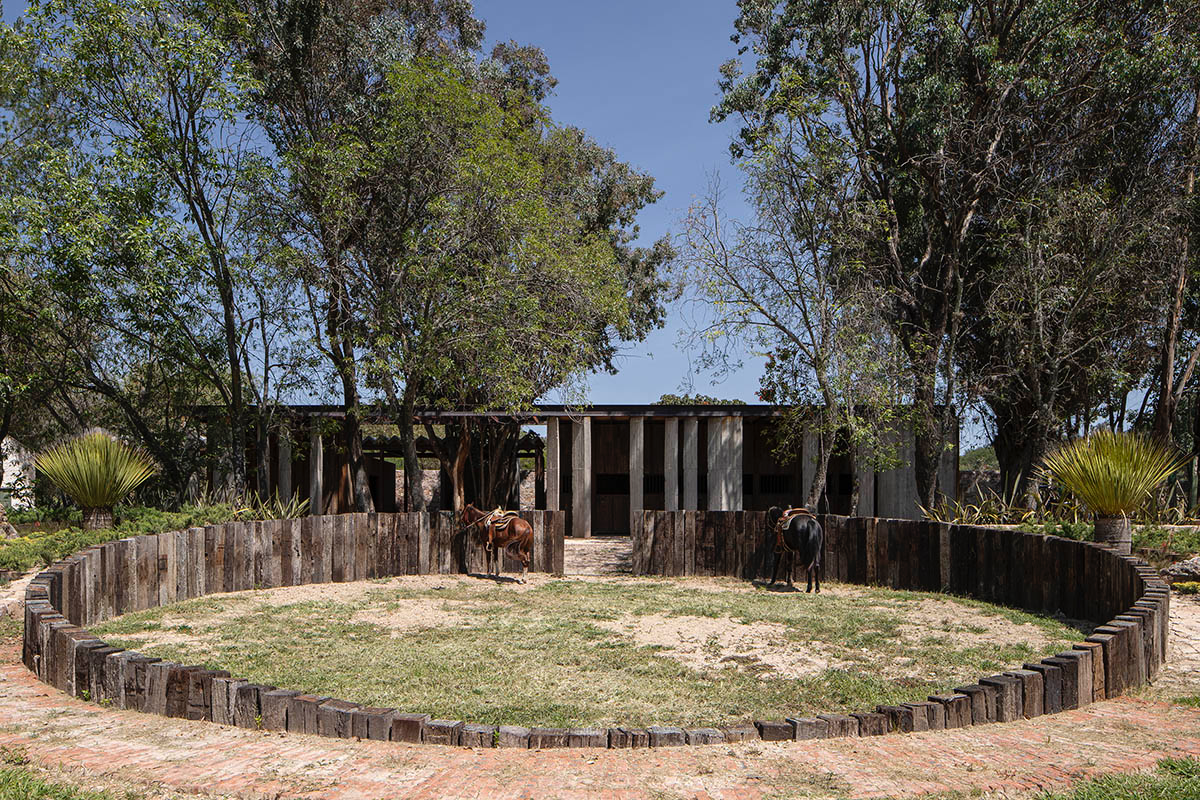 Fabián M Escalante H Arquitectos designs holiday home with gabled volume in rural Guanajuato