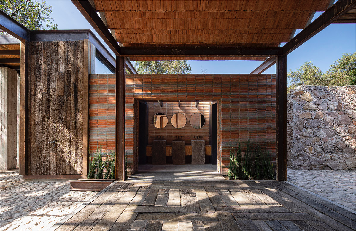 Fabián M Escalante H Arquitectos designs holiday home with gabled volume in rural Guanajuato