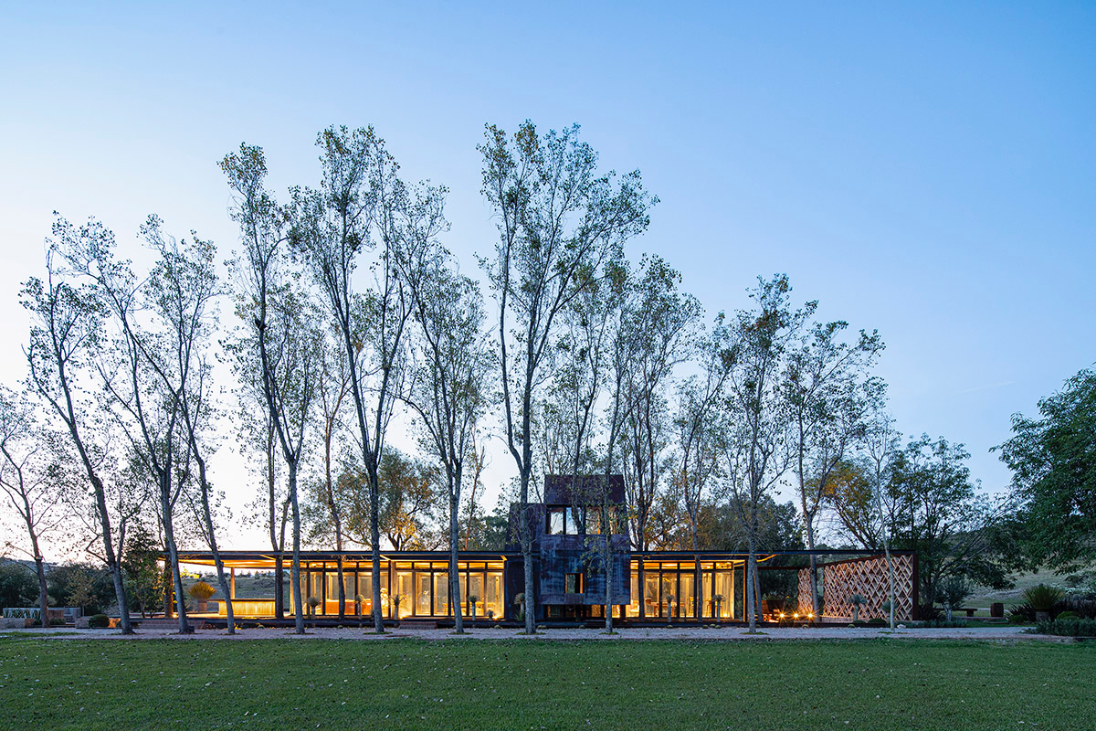 Fabián M Escalante H Arquitectos designs holiday home with gabled volume in rural Guanajuato