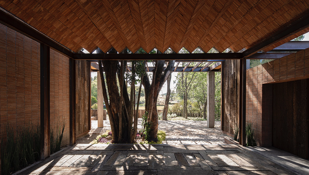 Fabián M Escalante H Arquitectos designs holiday home with gabled volume in rural Guanajuato