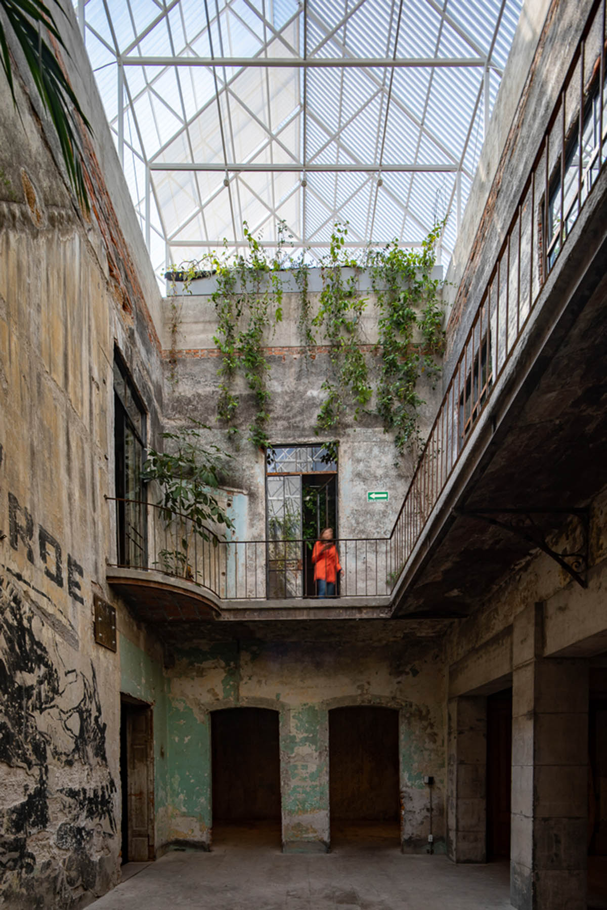 PRODUCTORA covers rooftop of historical palace with lightweight, continuous canopy in Mexico