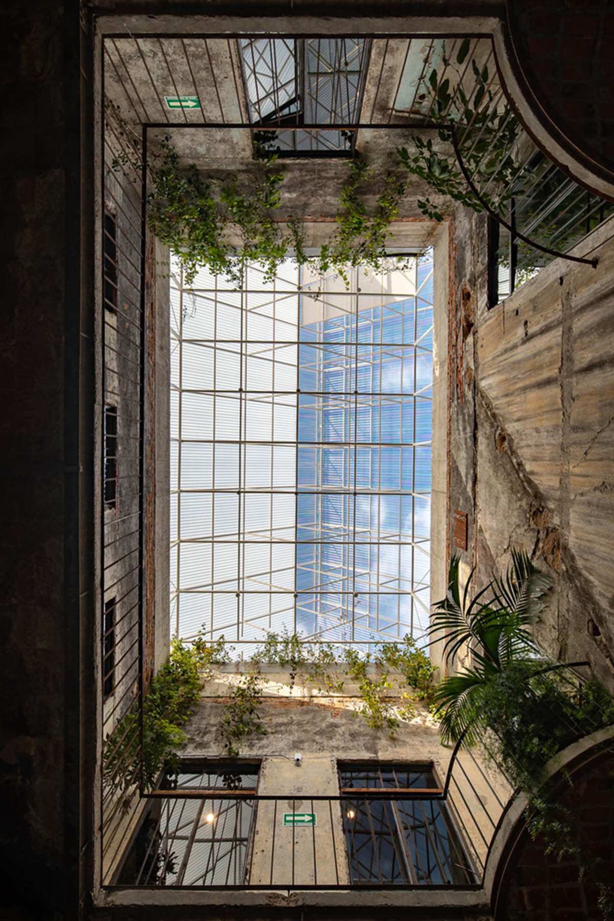 PRODUCTORA covers rooftop of historical palace with lightweight, continuous canopy in Mexico