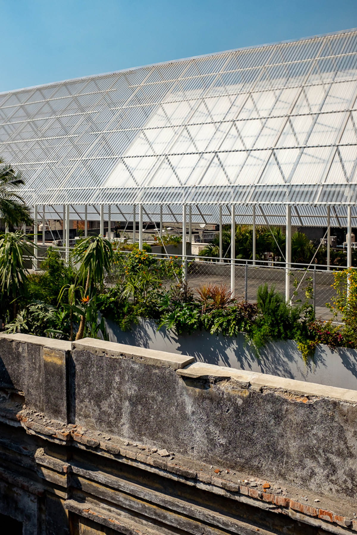 PRODUCTORA covers rooftop of historical palace with lightweight, continuous canopy in Mexico