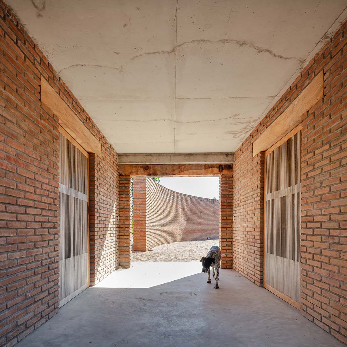 Álvaro Siza's Clay Pavilion in Mexico promotes knowledge and techniques of clay material