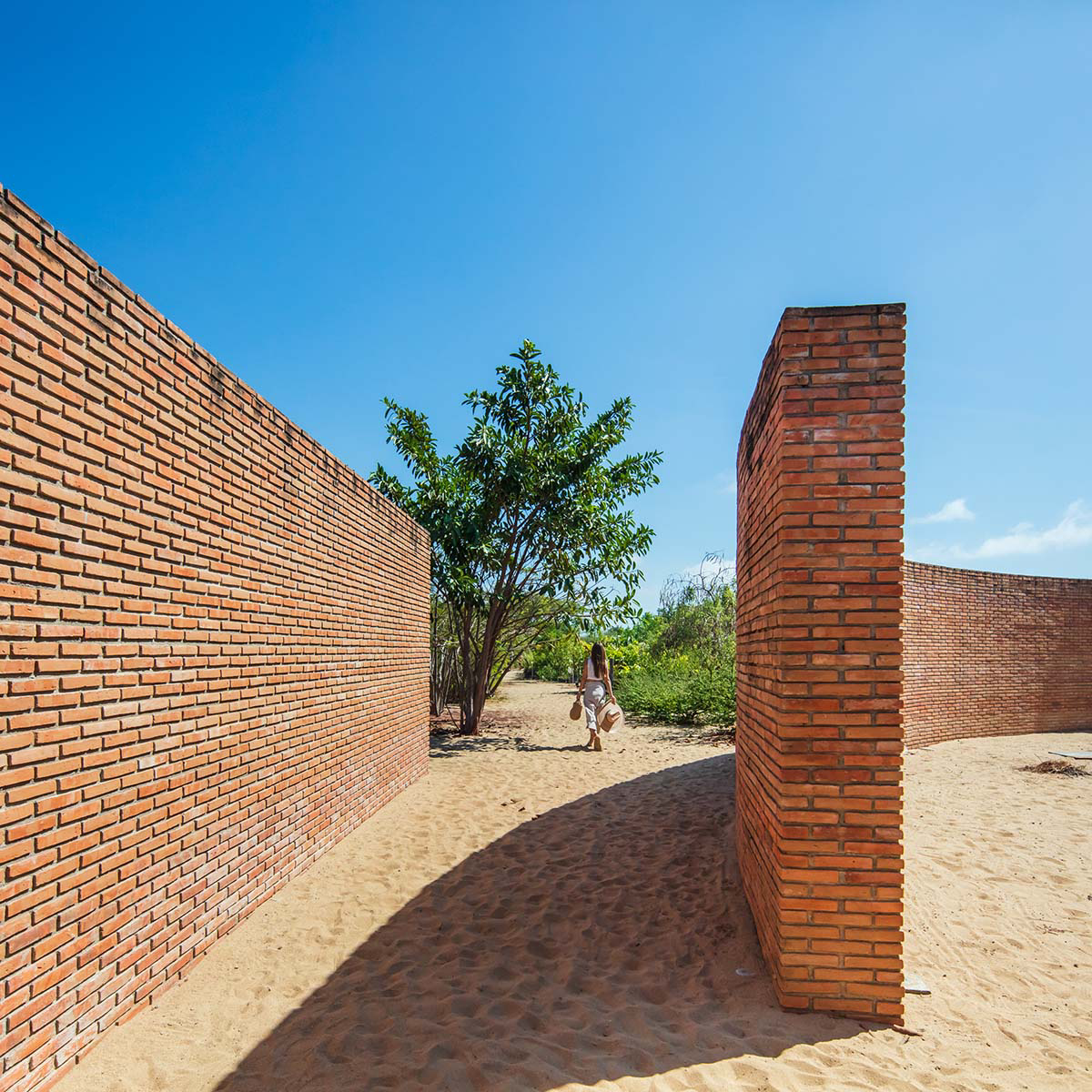 Álvaro Siza's Clay Pavilion in Mexico promotes knowledge and techniques of clay material