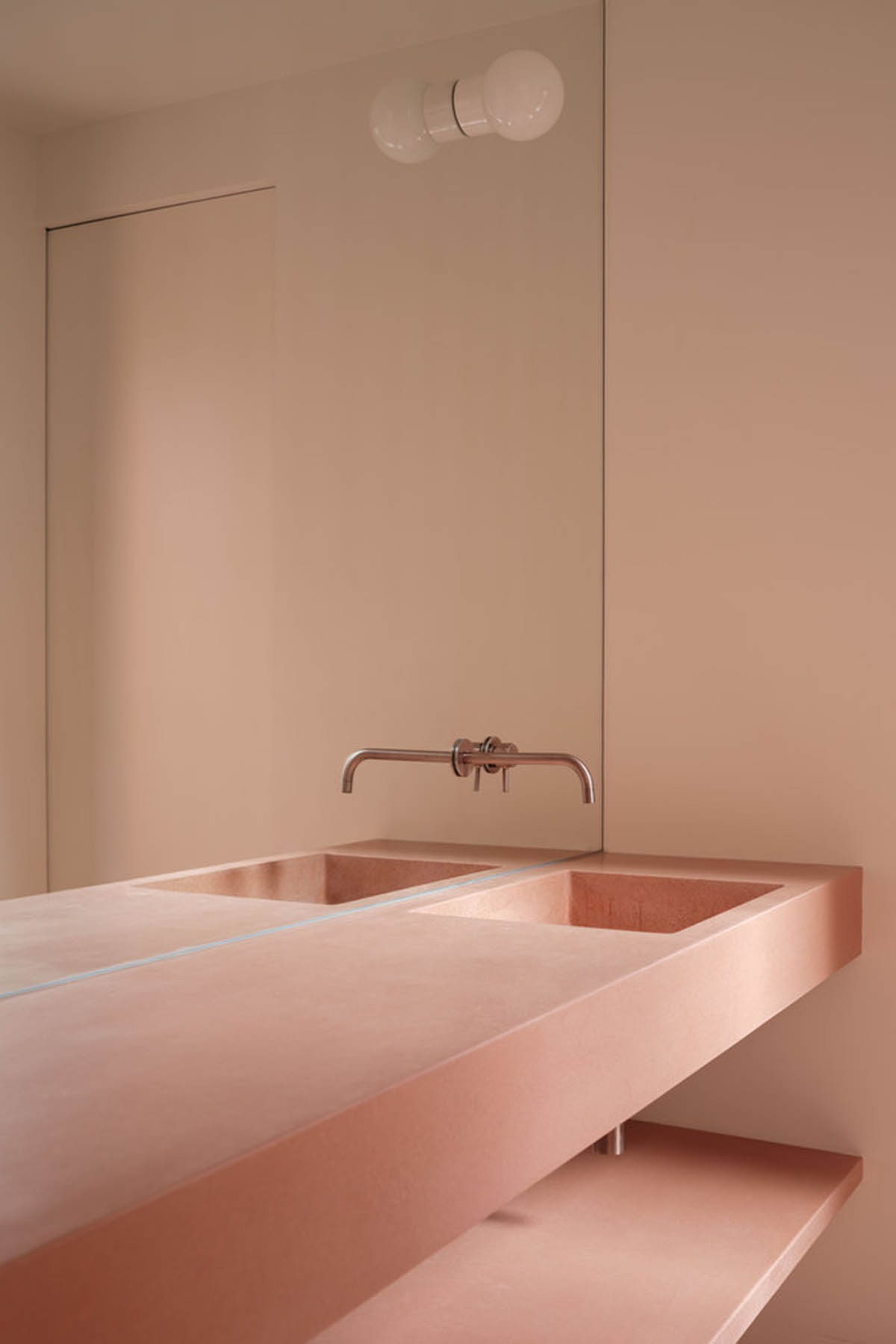 Large openings and reddish-colored façades mark this holiday home by Isla Architects in a rustic land