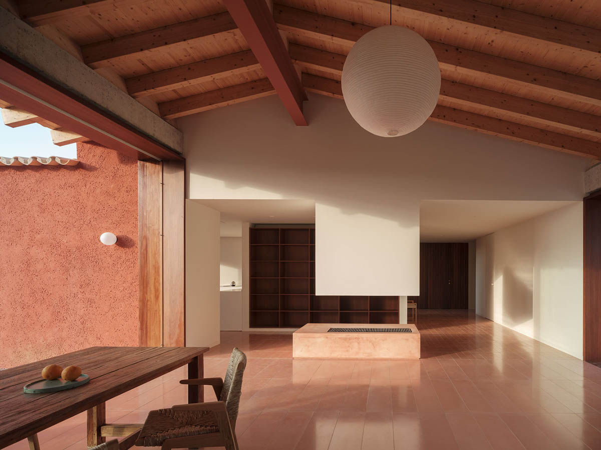 Large openings and reddish-colored façades mark this holiday home by Isla Architects in a rustic land