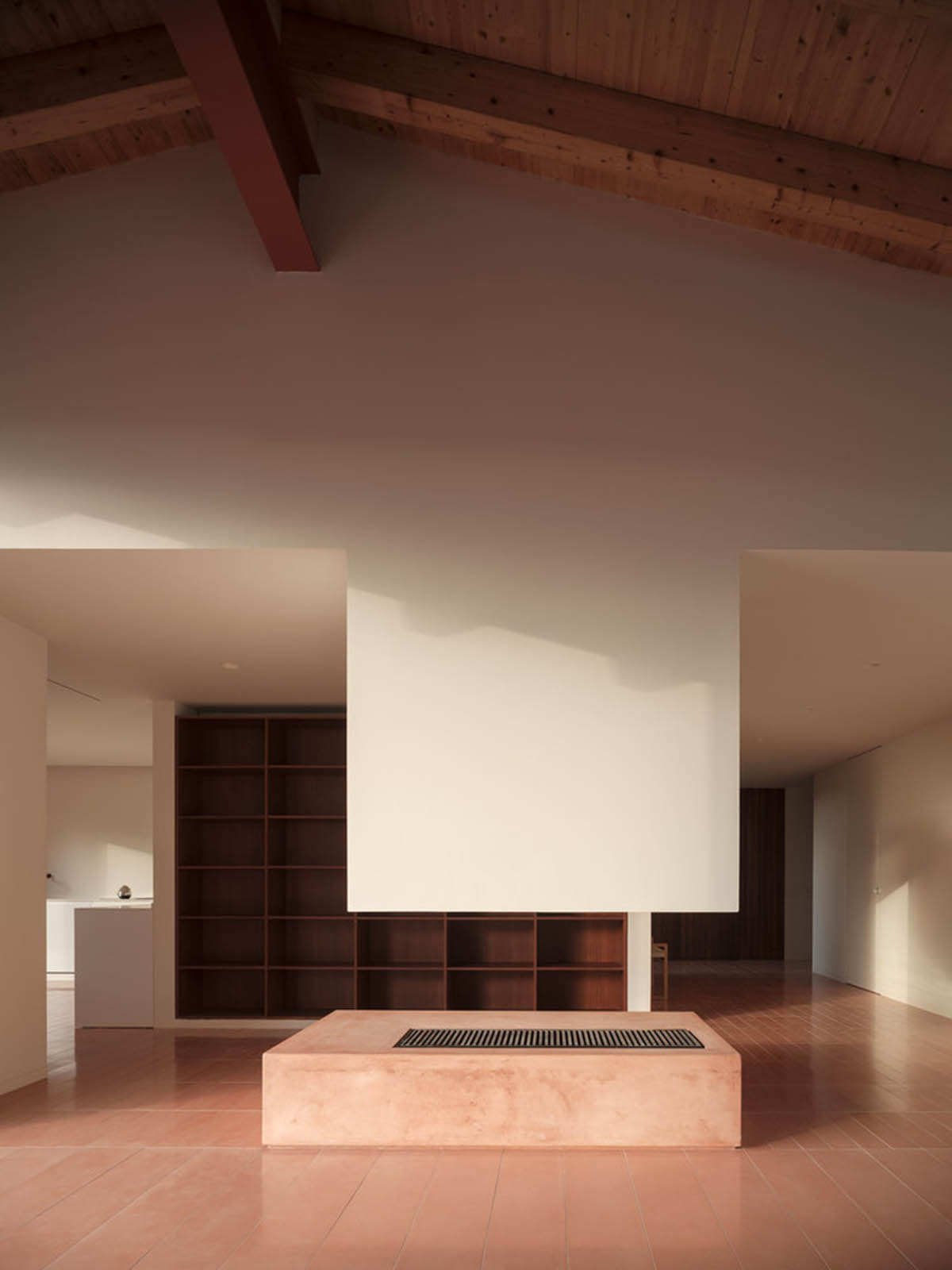 Large openings and reddish-colored façades mark this holiday home by Isla Architects in a rustic land