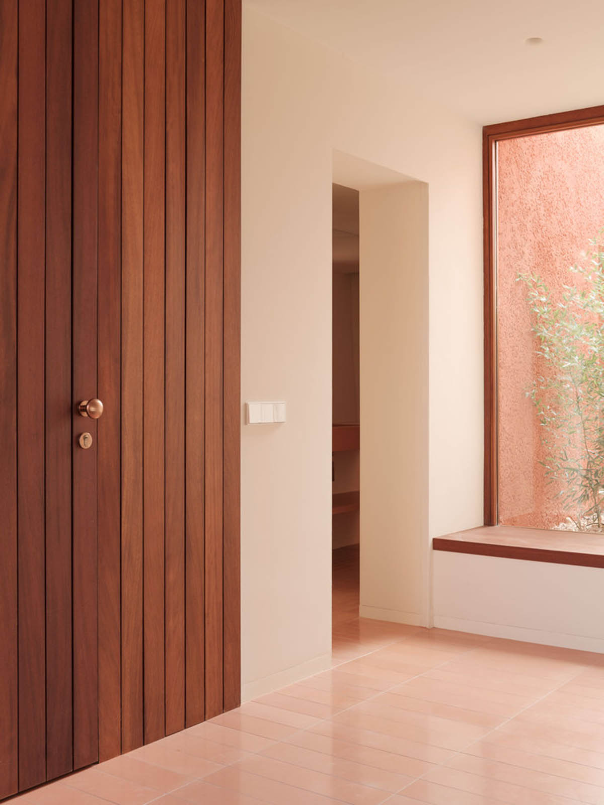 Large openings and reddish-colored façades mark this holiday home by Isla Architects in a rustic land