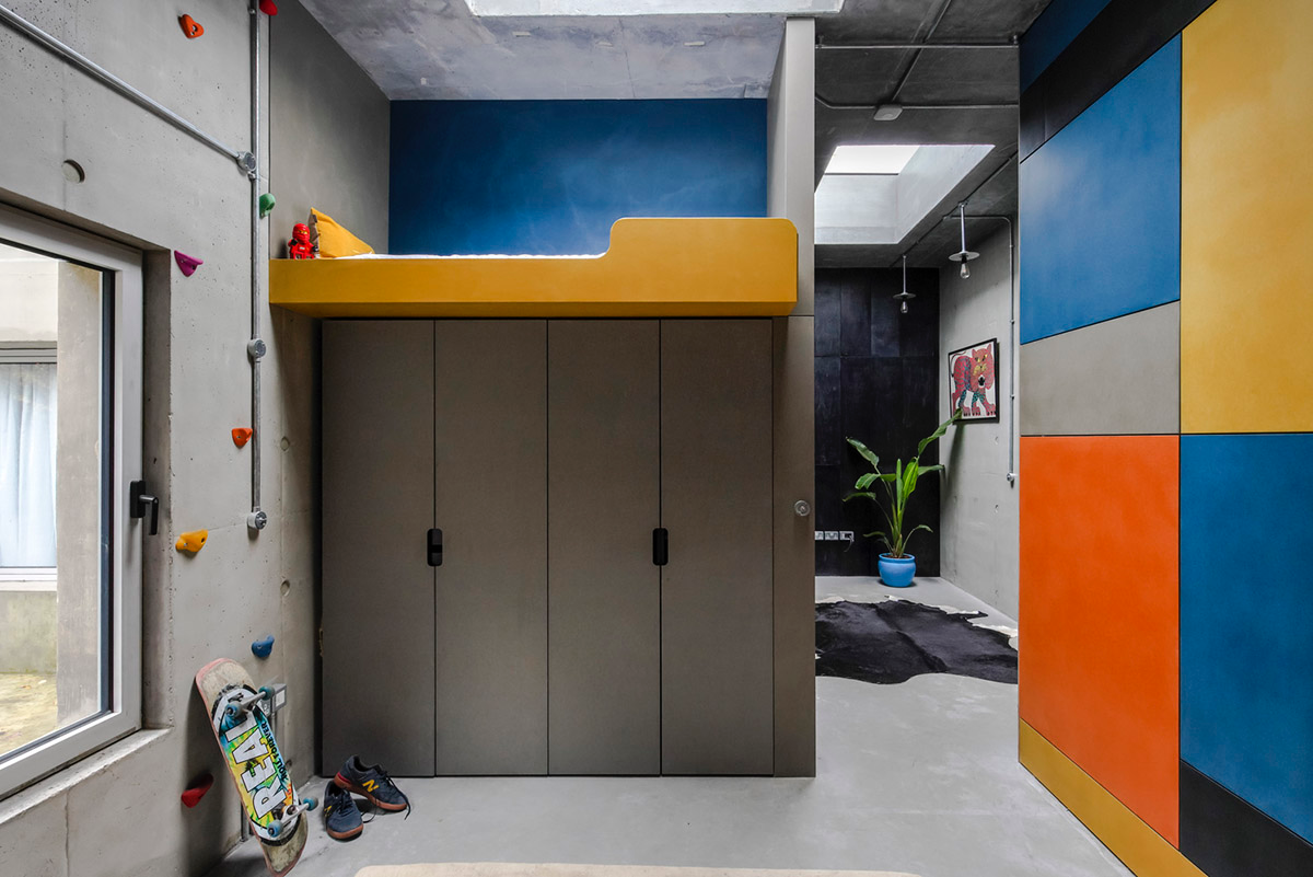 Raw Architecture Workshop interlocks concrete volumes for this family home in Lewes