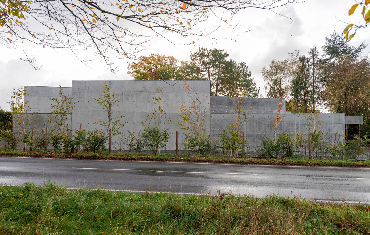 Raw Architecture Workshop interlocks concrete volumes for this family home in Lewes