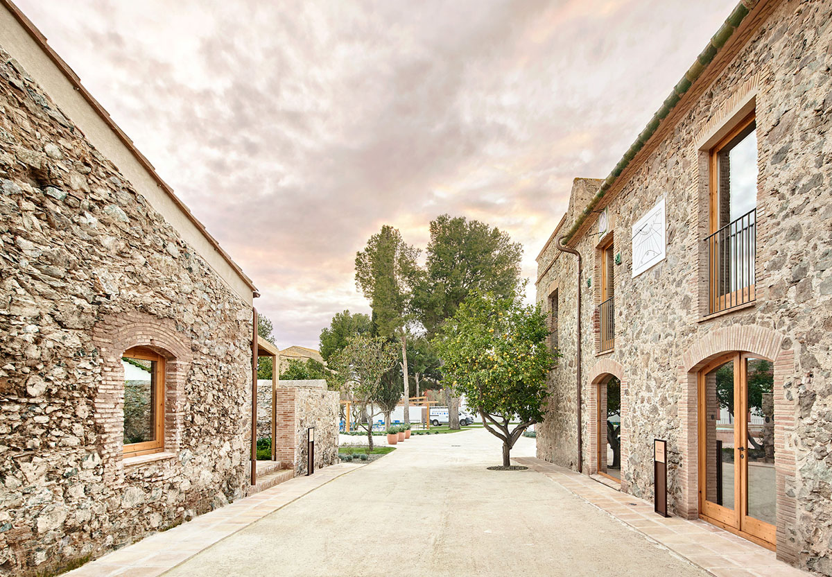 Aigua de Vilaju&iuml;ga restored with vaulted bricks and exposed concrete bringing light into the space