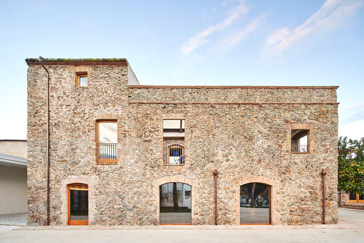Aigua de Vilaju&iuml;ga restored with vaulted bricks and exposed concrete bringing light into the space