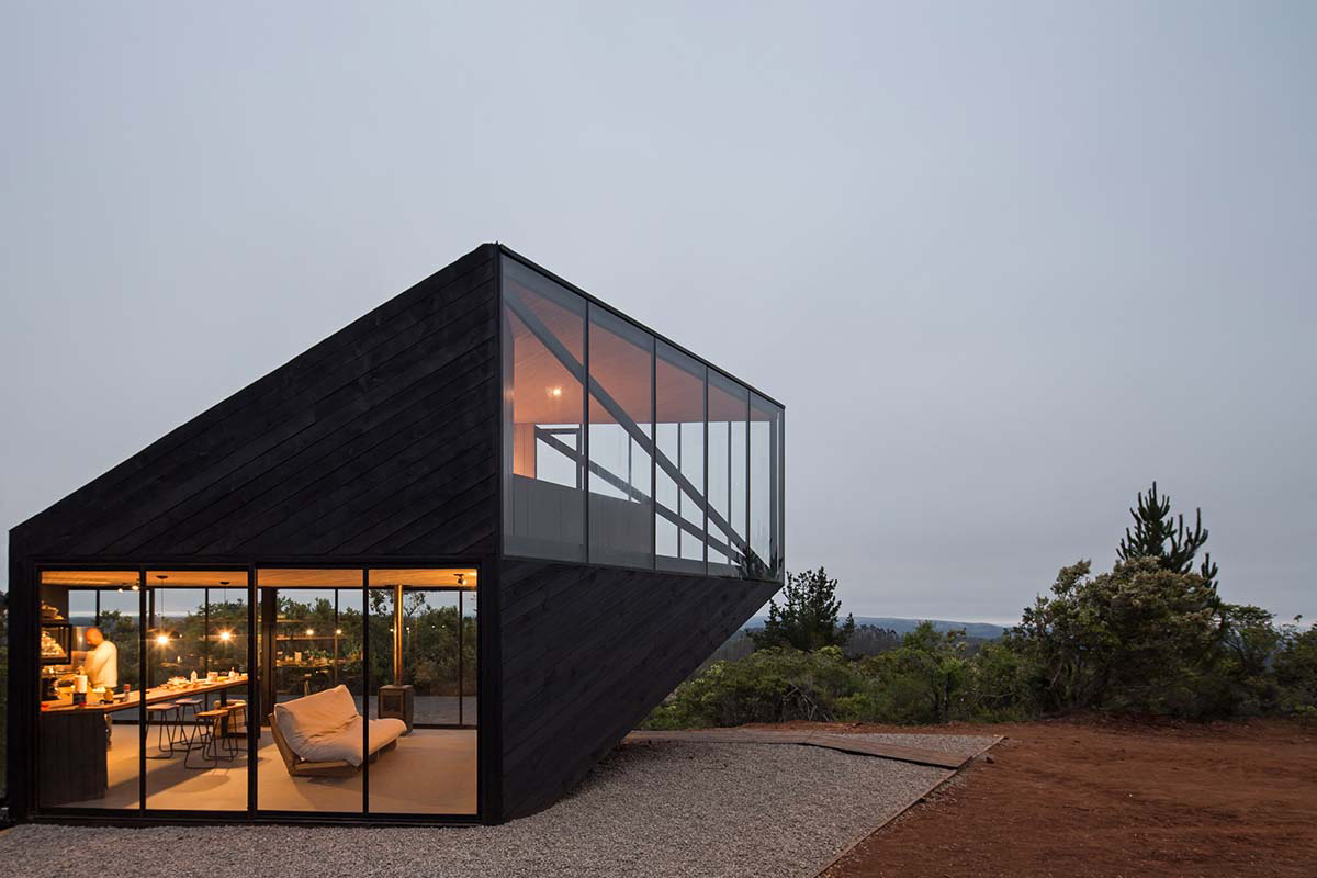 2DM Arquitectos designs compact and black cabin overlooking the Pacific Ocean in Chile