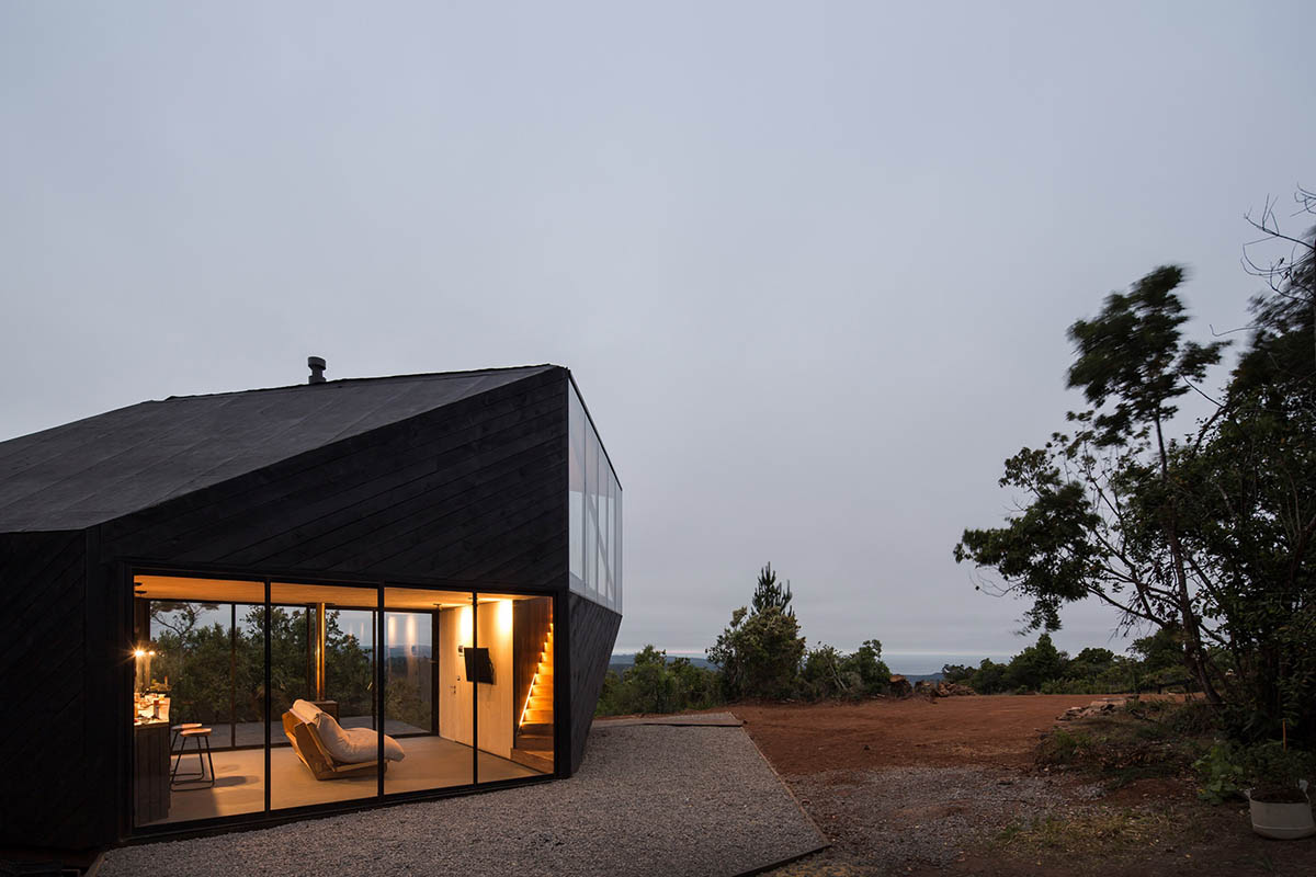 2DM Arquitectos designs compact and black cabin overlooking the Pacific Ocean in Chile