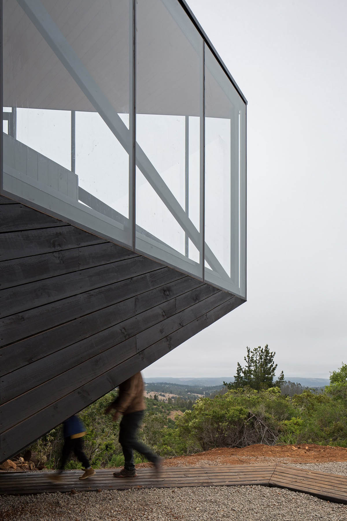 2DM Arquitectos designs compact and black cabin overlooking the Pacific Ocean in Chile