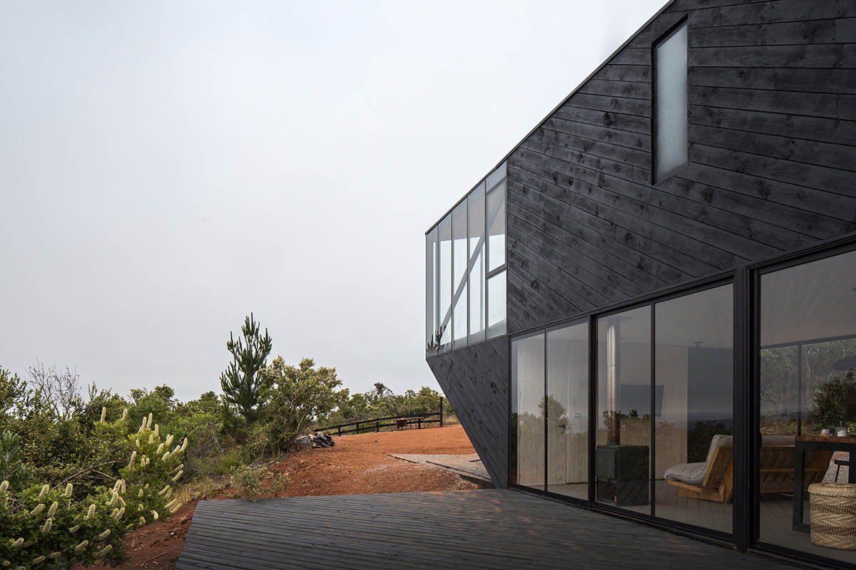 2DM Arquitectos designs compact and black cabin overlooking the Pacific Ocean in Chile