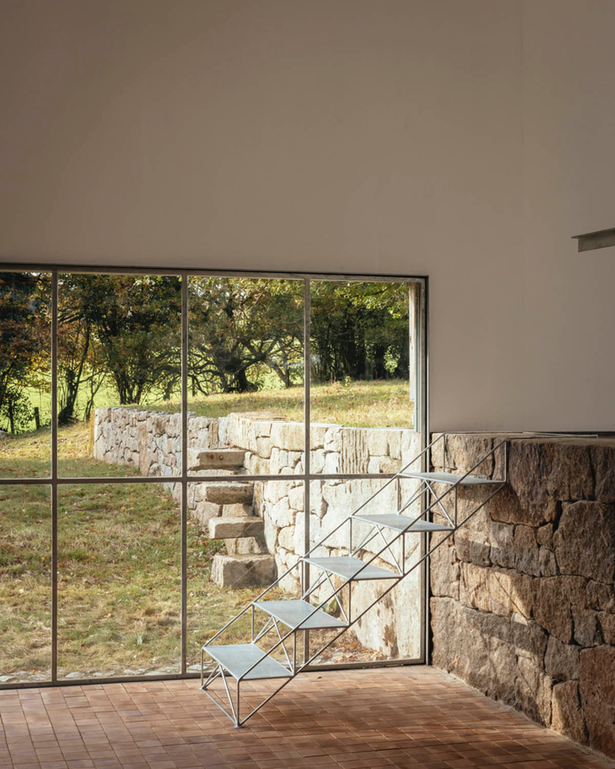 Thomas Randall-Page converts agricultural barn into an art studio in rural Devon