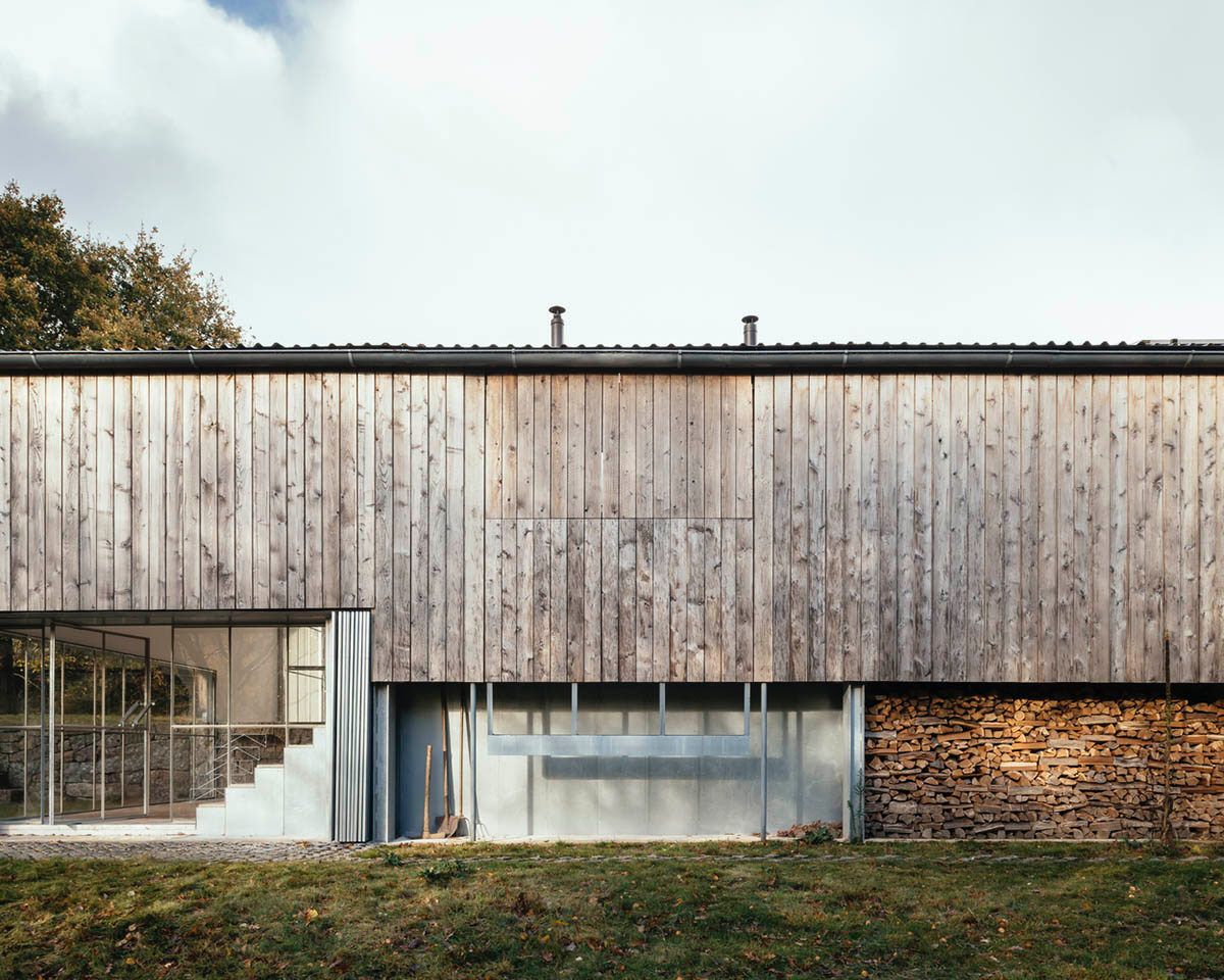 Thomas Randall-Page converts agricultural barn into an art studio in rural Devon