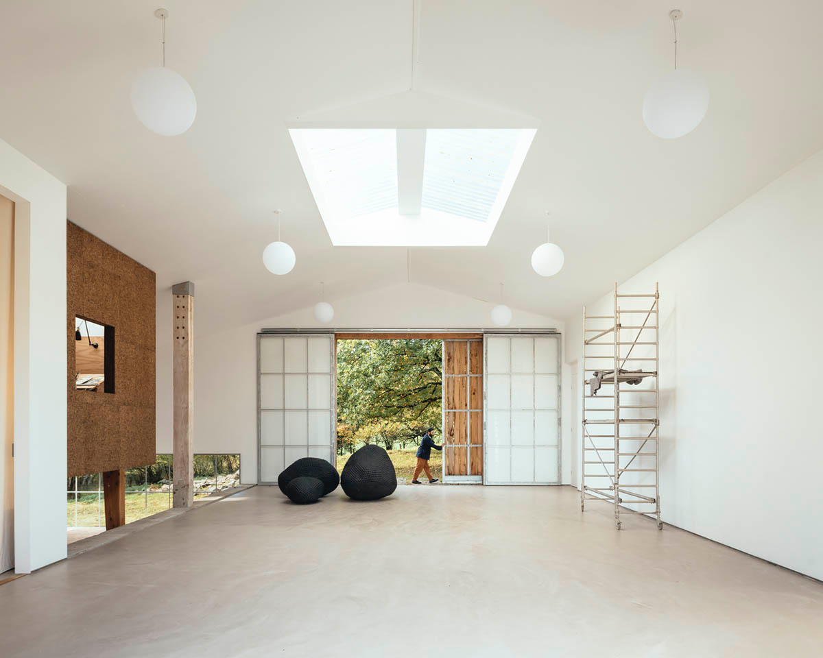 Thomas Randall-Page converts agricultural barn into an art studio in rural Devon