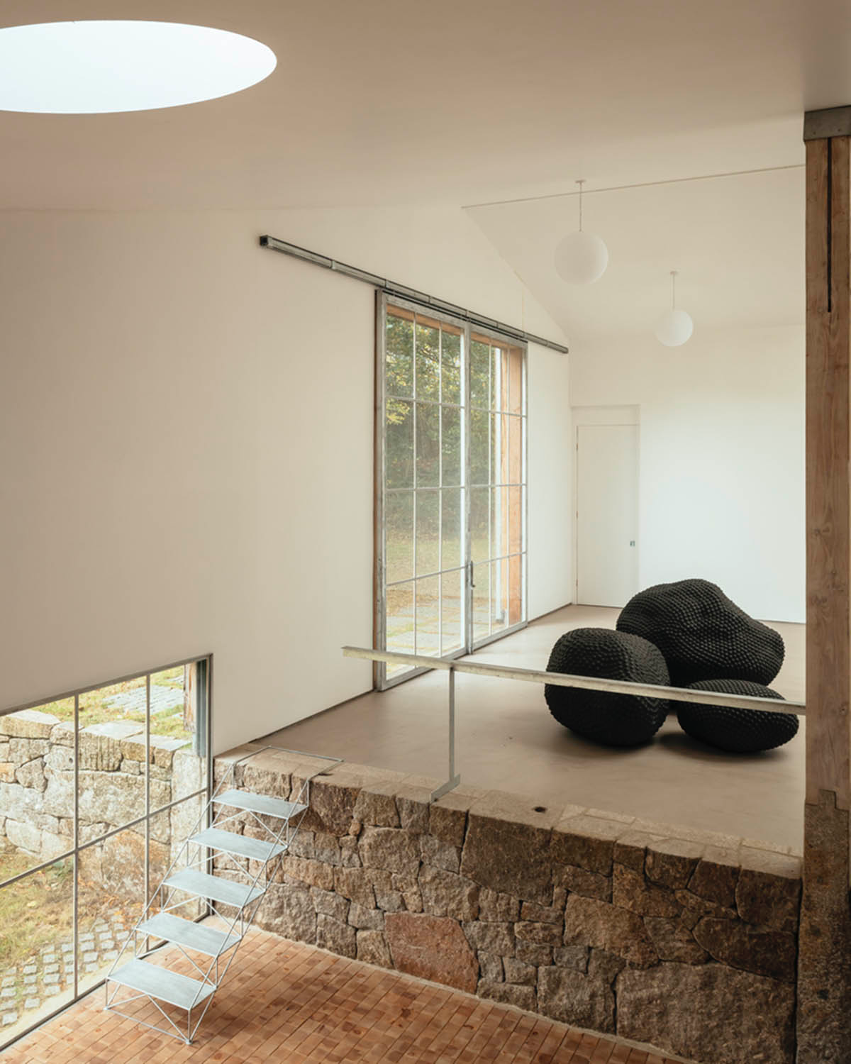 Thomas Randall-Page converts agricultural barn into an art studio in rural Devon