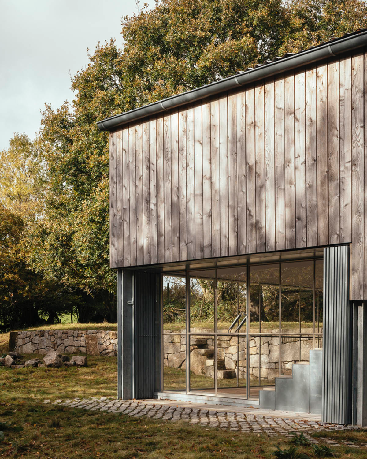 Thomas Randall-Page converts agricultural barn into an art studio in rural Devon