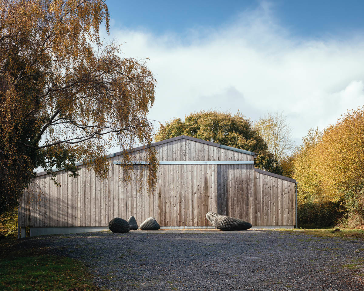Thomas Randall-Page converts agricultural barn into an art studio in rural Devon