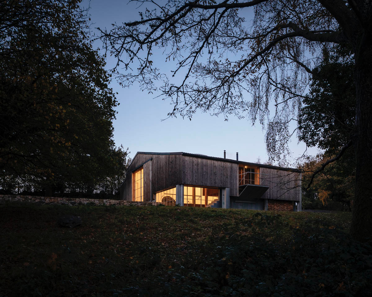 Thomas Randall-Page converts agricultural barn into an art studio in rural Devon