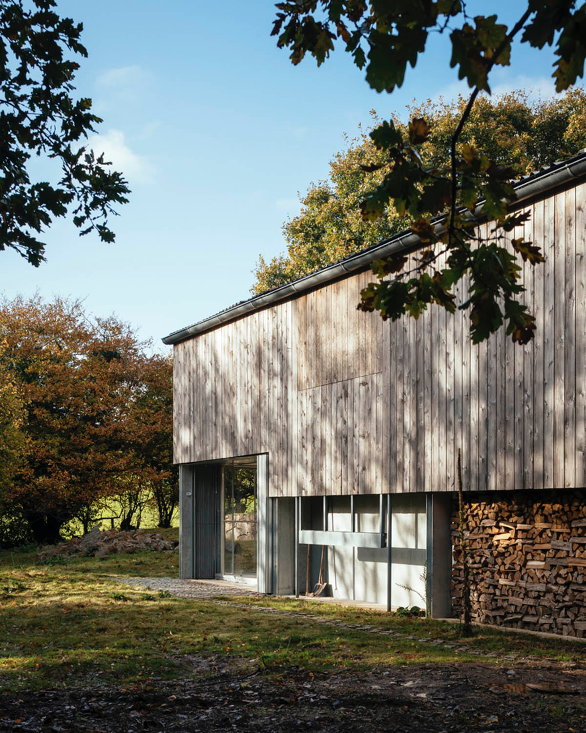 Thomas Randall-Page converts agricultural barn into an art studio in rural Devon